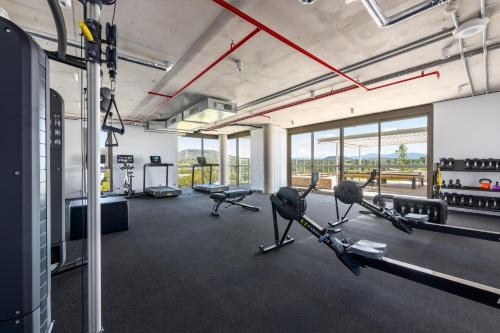 Woden Retreat near Hospital Pool Gym n Parking - image 3