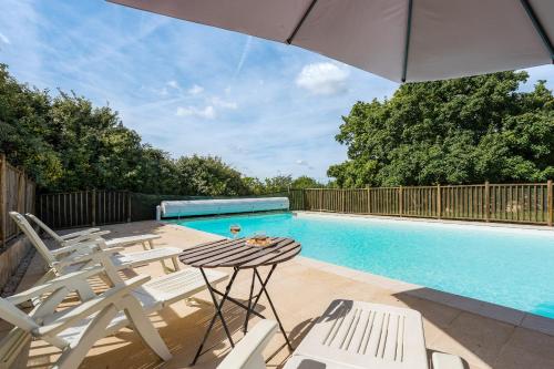 Les Artals- Villa avec piscine 12m, boulodrome – khách sạn tại Montaigu-de-Quercy