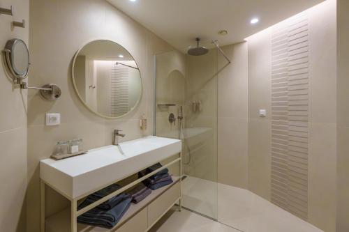 Double or twin room, deluxe, sea view