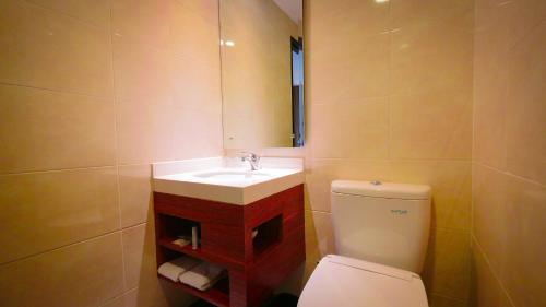 Bathroom, PRIME PARK Hotel Pekanbaru in Pekanbaru
