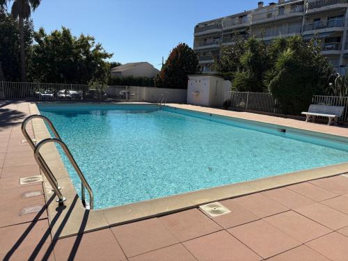 Studio moderne piscine terrasse parking 4pers