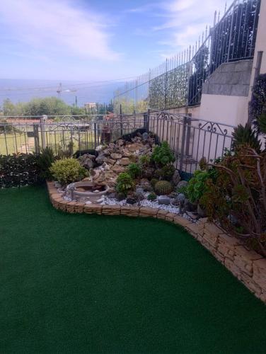 Bilocale con giardino, vista mare e parcheggio privato