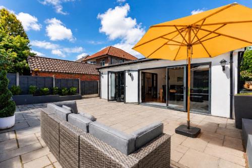 WESTFIELD BUNGALOW by BOURNECOAST - A Modern Bungalow with a Garden and Parking - Near the River and – khách sạn tại East Southbourne and Tuckton