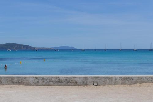 Plage à 20 m - Grande terrasse - Parking privé