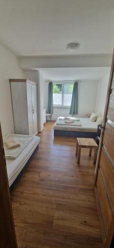 1 double bed, 1 twin bed