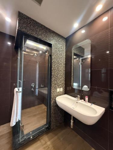 Experience Comfort and Class Modern 3 Bed First Floor in DHA Phase 4 Lahore - image 2