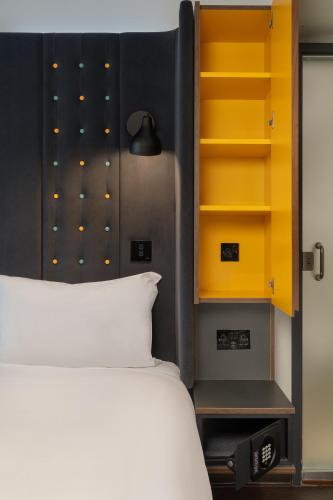 Chambre avec 2 lits, cosy, avec fenêtres