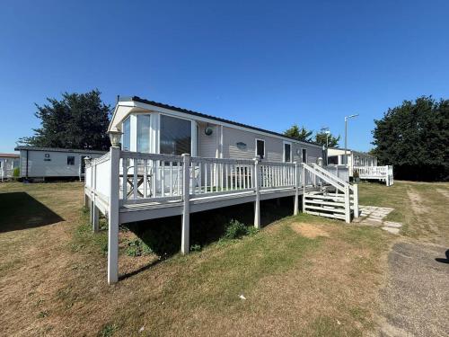 Istaba viesiem, Lovely Caravan With Decking At Breydon Water In Norfolk Ref 10027Rp in Fritona