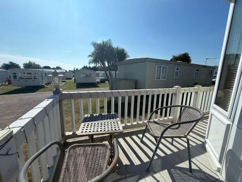 Akvaparks, Lovely Caravan With Decking At Breydon Water In Norfolk Ref 10027Rp in Fritona