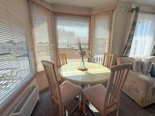 Akvaparks, Lovely Caravan With Decking At Breydon Water In Norfolk Ref 10027Rp in Fritona