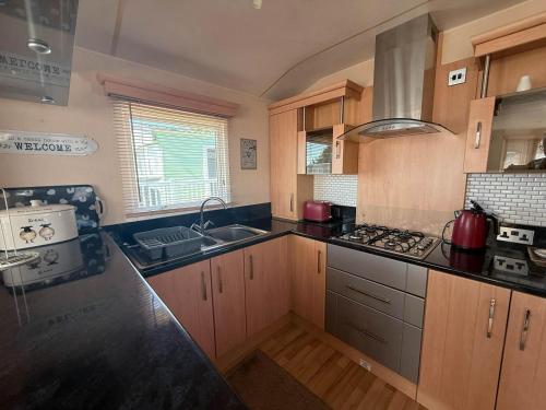 virtuve, Lovely Caravan With Decking At Breydon Water In Norfolk Ref 10027Rp in Fritona