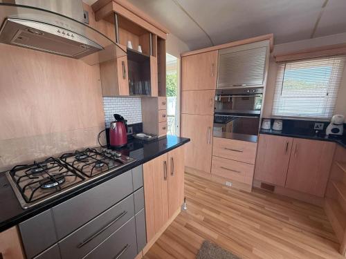 virtuve, Lovely Caravan With Decking At Breydon Water In Norfolk Ref 10027Rp in Fritona
