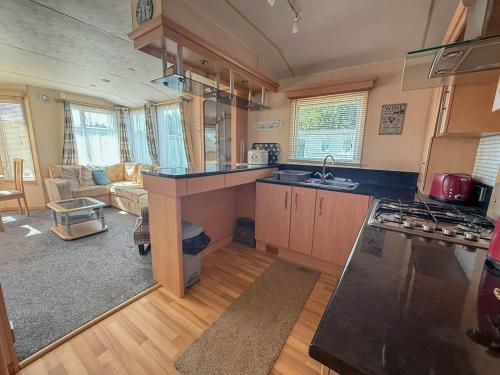 virtuve, Lovely Caravan With Decking At Breydon Water In Norfolk Ref 10027Rp in Fritona