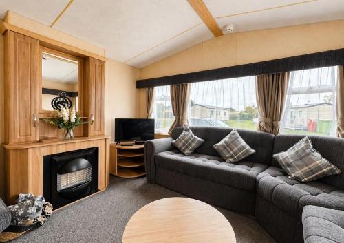 Superb 8 Berth Dog Friendly Caravan To Hire In Norfolk Ref 10054B in Fritona