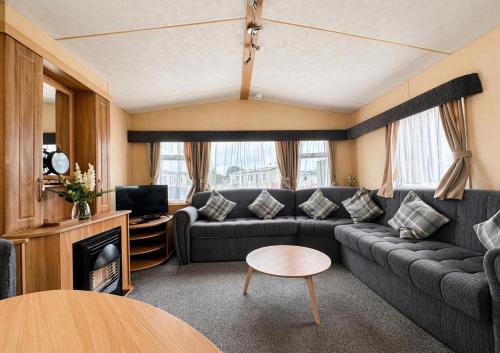 Superb 8 Berth Dog Friendly Caravan To Hire In Norfolk Ref 10054B in Fritona