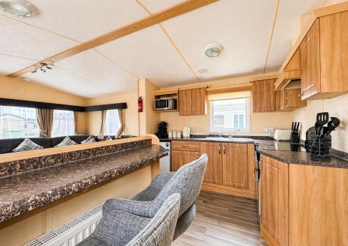 virtuve, Superb 8 Berth Dog Friendly Caravan To Hire In Norfolk Ref 10054B in Fritona