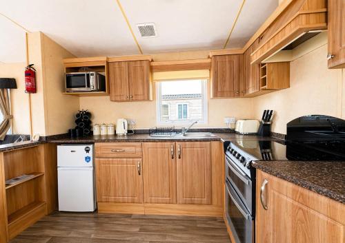 virtuve, Superb 8 Berth Dog Friendly Caravan To Hire In Norfolk Ref 10054B in Fritona