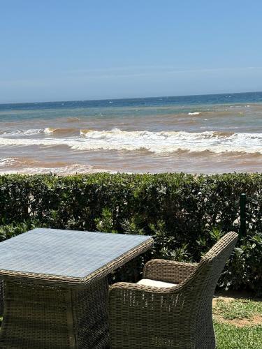 VILLA OVERLOOKING BEACH , Central, quiet, parking, swimming pool