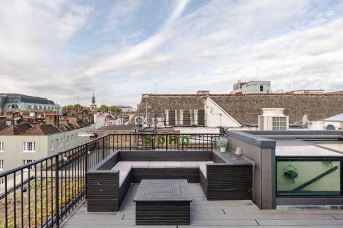 1-bed Soho Penthouse - Rooftop Terrace - Sleeps 4, London