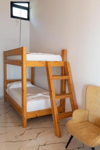 1 double bed, 1 bunk bed