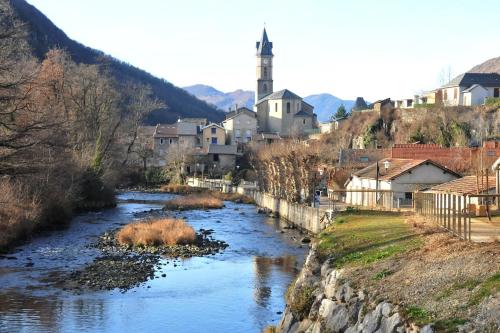 Welcoming flat in a stunning montain scenery in Luzenac