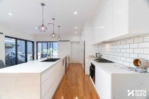KozyGuru | Rose Bay | 3BR Steps to Beach + Parking in Rose Bay