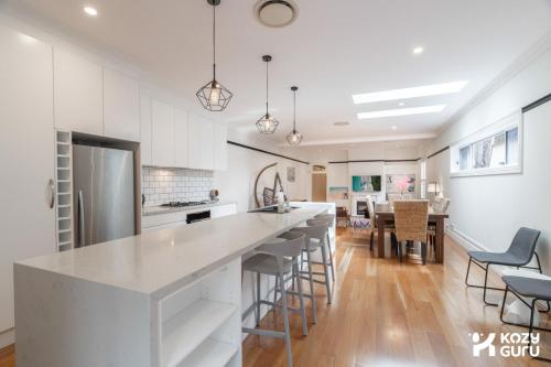 KozyGuru | Rose Bay | 3BR Steps to Beach + Parking in Rose Bay