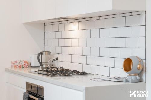 KozyGuru | Rose Bay | 3BR Steps to Beach + Parking in Rose Bay