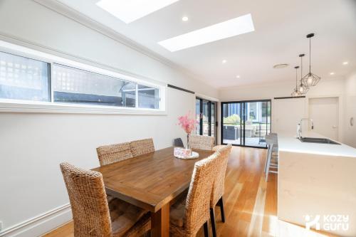 KozyGuru | Rose Bay | 3BR Steps to Beach + Parking in Rose Bay