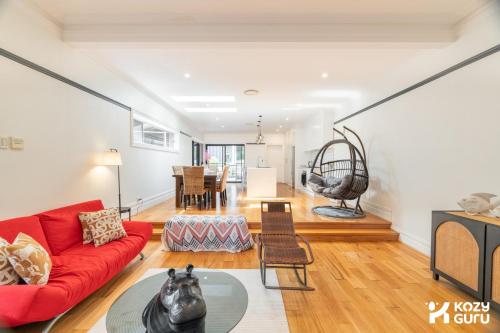 KozyGuru | Rose Bay | 3BR Steps to Beach + Parking in Rose Bay
