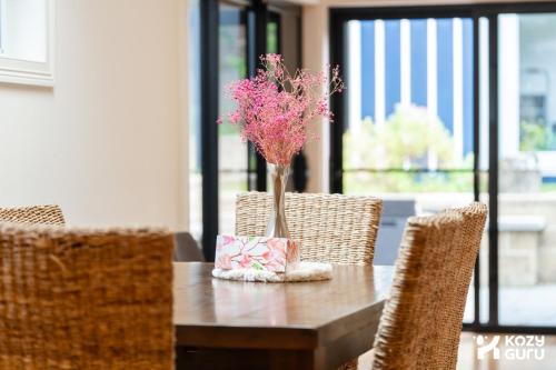 KozyGuru | Rose Bay | 3BR Steps to Beach + Parking in Rose Bay