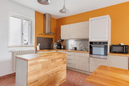 Kitchen, Le Cafe de l'Encloitre in Beaumont-la-Ronce
