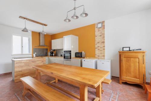 Kitchen, Le Cafe de l'Encloitre in Beaumont-la-Ronce