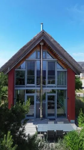 Ostsee - Reetdachhaus Nr 14 "DasRoteHaus" im Strand Resort in Heiligenhafen, Deutschland