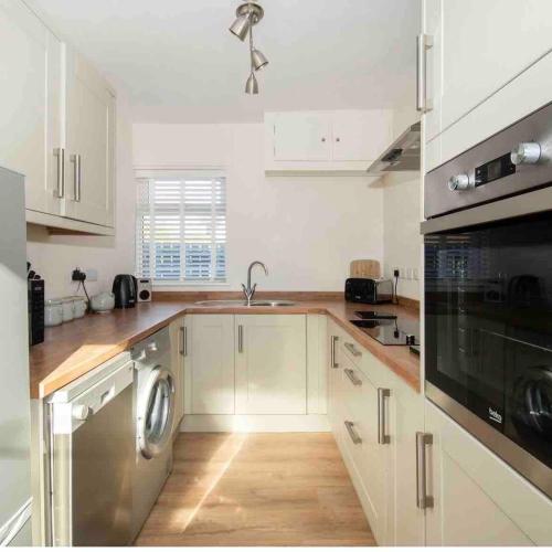 Wayside, Yorkshire Wolds Holiday Home, Sleeps 4, Parking in Nafferton