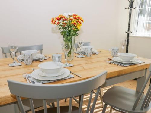 Wayside, Yorkshire Wolds Holiday Home, Sleeps 4, Parking in Nafferton