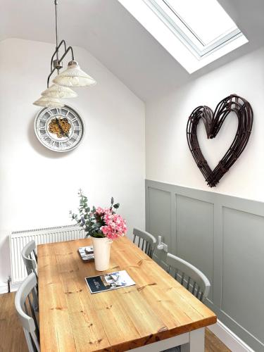 Wayside, Yorkshire Wolds Holiday Home, Sleeps 4, Parking in Nafferton
