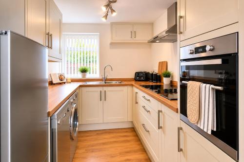 Wayside, Yorkshire Wolds Holiday Home, Sleeps 4, Parking in Nafferton