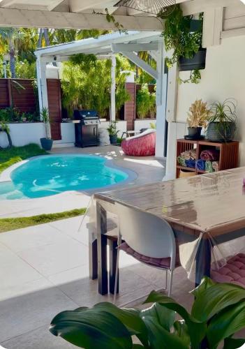 La villa du Soleil, avec piscine chauffée à 2 pas de l'océan - Location, gîte - L'Étang-Salé