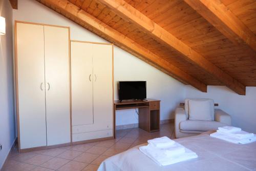 1 double bed, 1 twin bed
