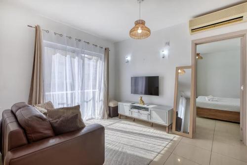 Central 1BD Apartment with Shops, Pubs & Transport Nearby, St Julian's