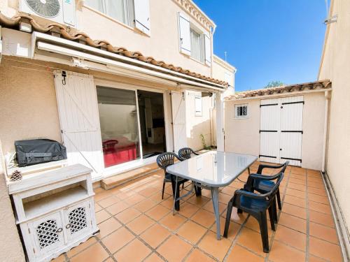 Air-conditioned villa with Swimming pool and terrace Porte du village naturiste