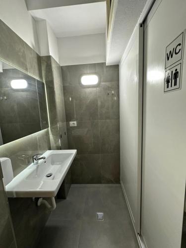 衛浴, Queen-V Hostel in 發羅拉