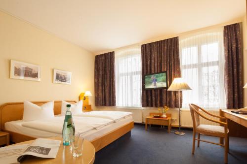Standard Double Room image 2
