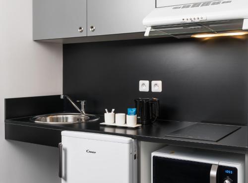 Kitchen, Teneo Apparthotel Talence Espeleta - Bordeaux Sud in Talence