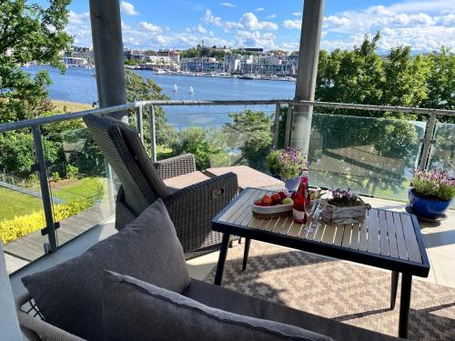 Beste Lage mit Warnowblick - großer Balkon, zwei Schlafzimmer, Aufzug, Stellplatz – khách sạn tại Gehlsdorf