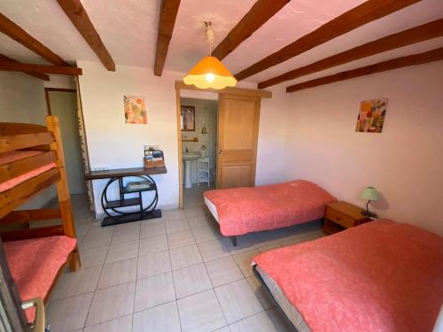 2 twin beds, 1 bunk bed