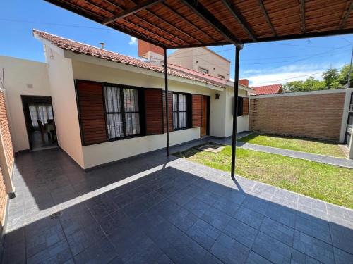 Casa Luminosa Con patio y garaje