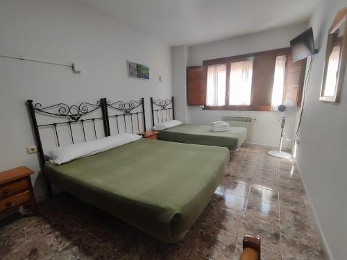 3 twin beds