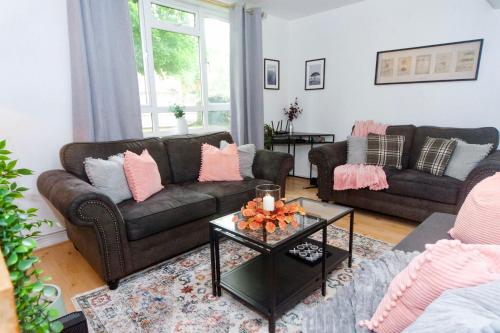 Stylish London Maisonette, Sleeps 7, Walk to Camden Market, with Secure Parking, London